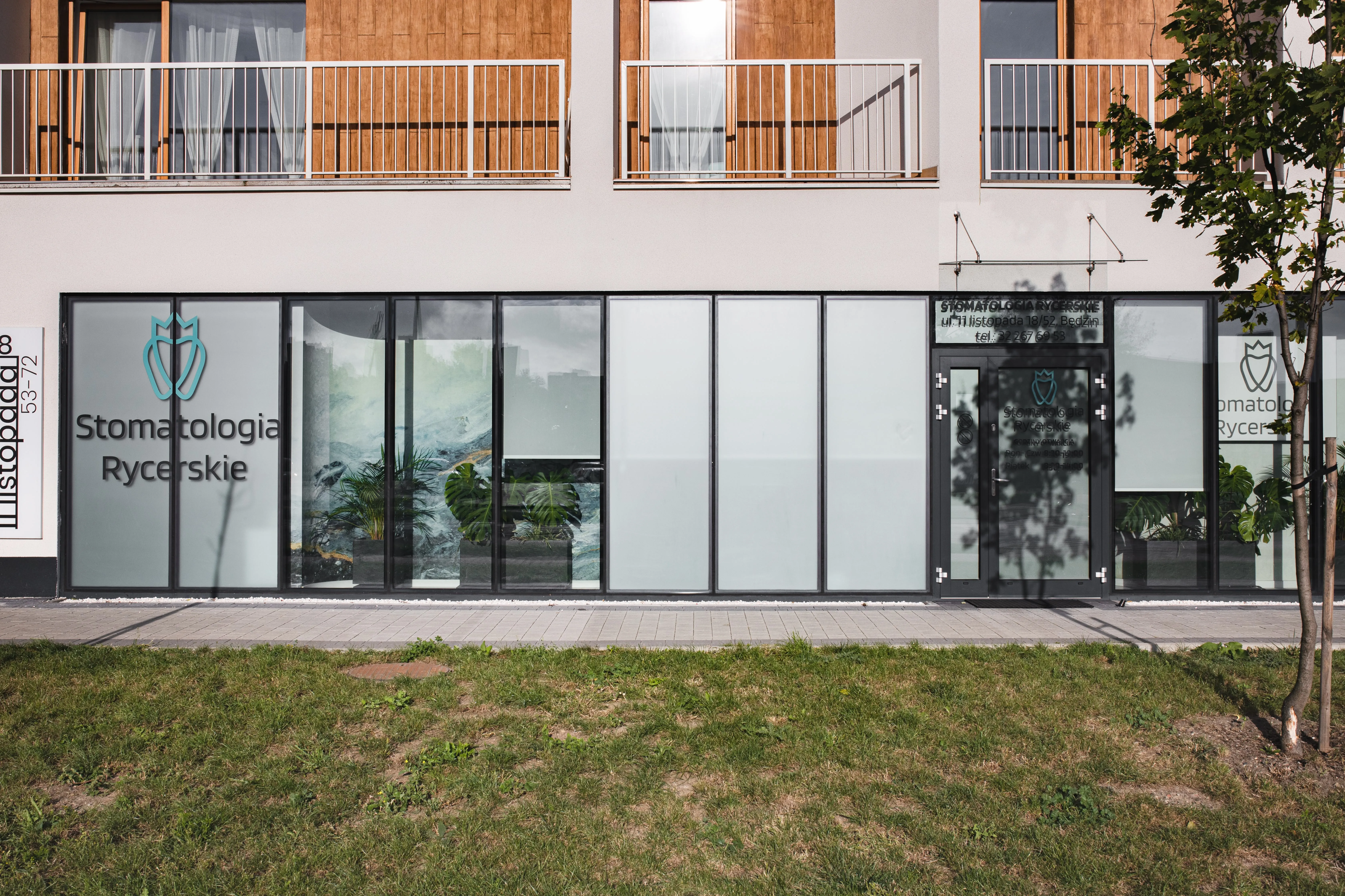 Fasada budynku z logo Stomatologia Rycerskie