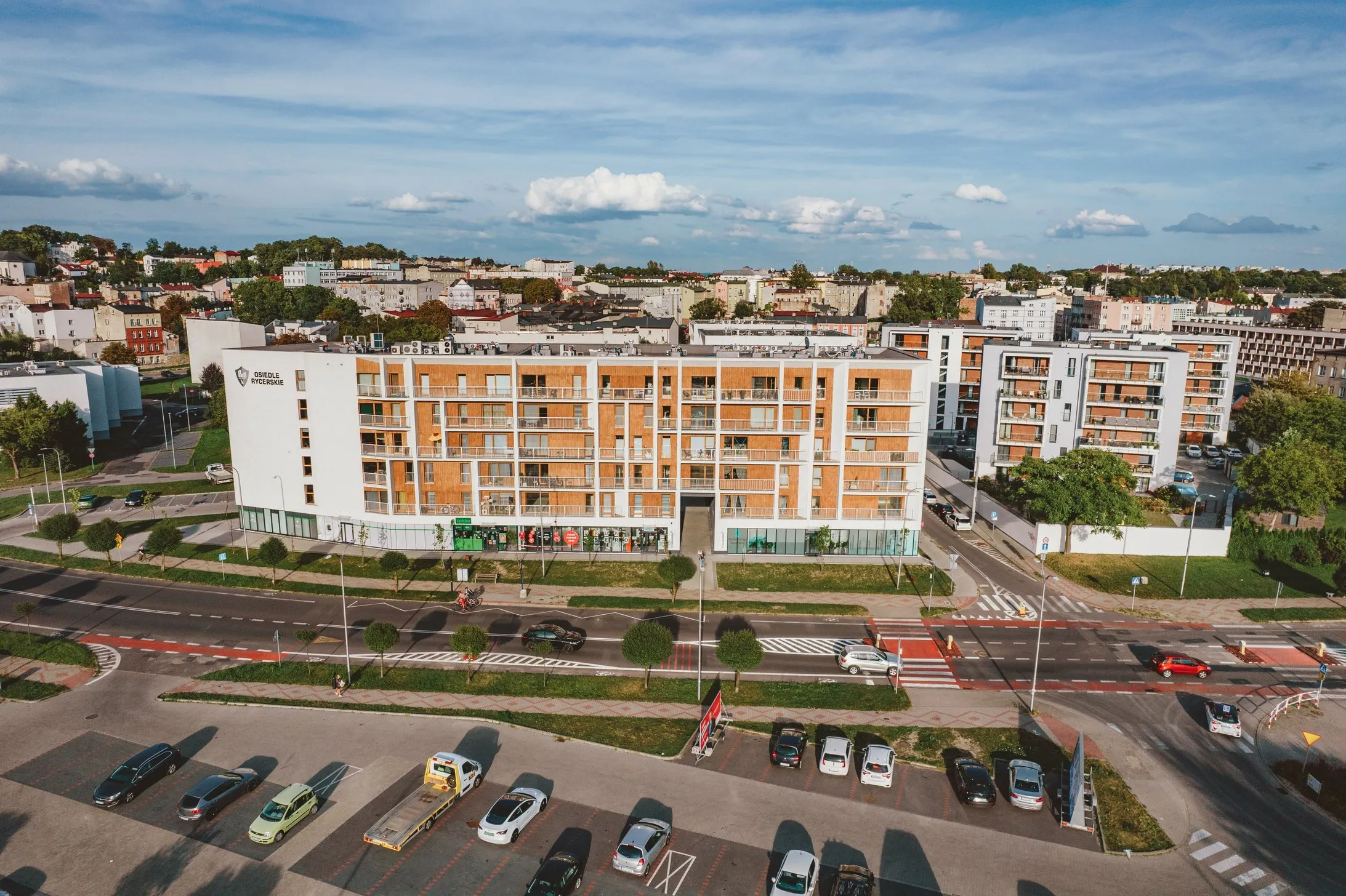 Widok z drona na budynek i okolicę