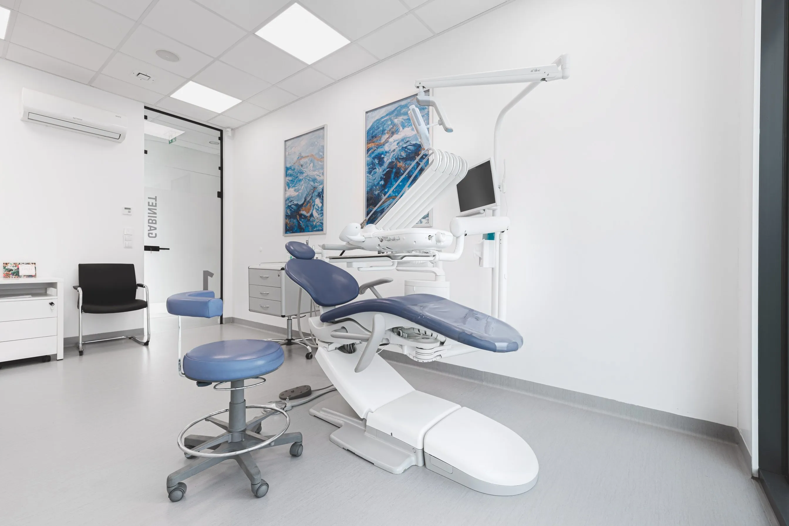 Gabinet stomatologiczny z niebieskim unitem dentystycznym