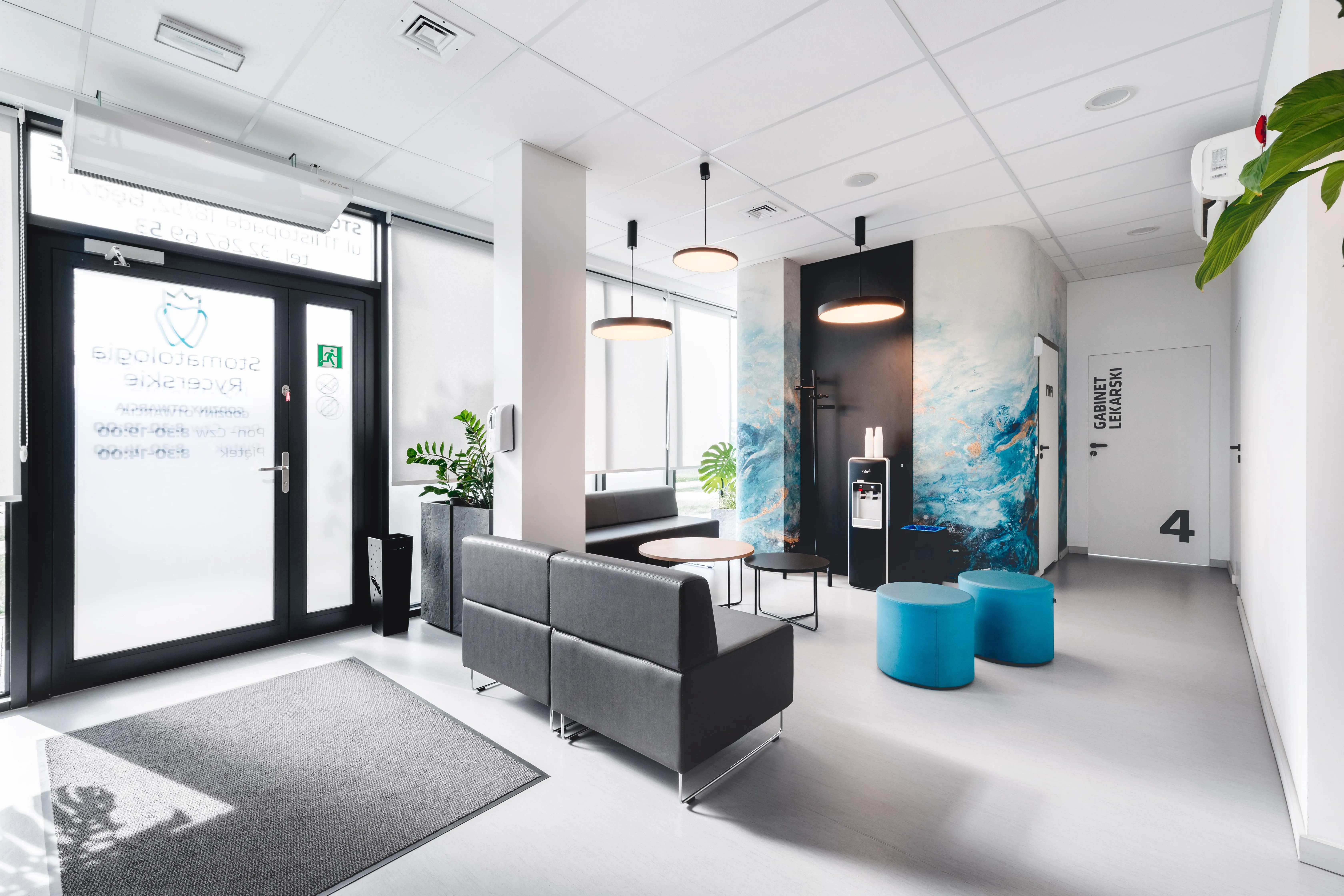 Poczekalnia z wejściem głównym i strefą wypoczynkową