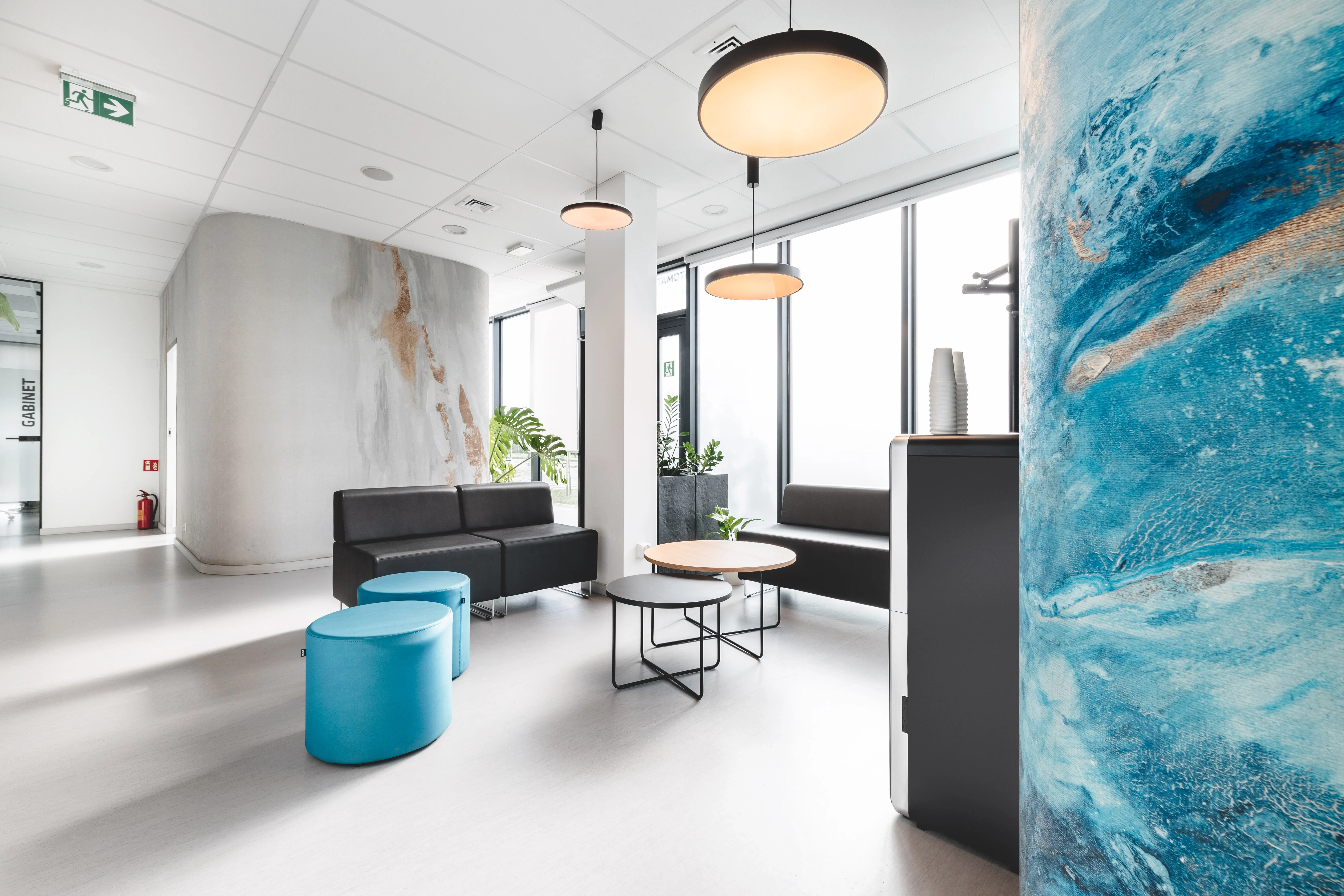 Poczekalnia z sofą i dekoracyjnymi elementami